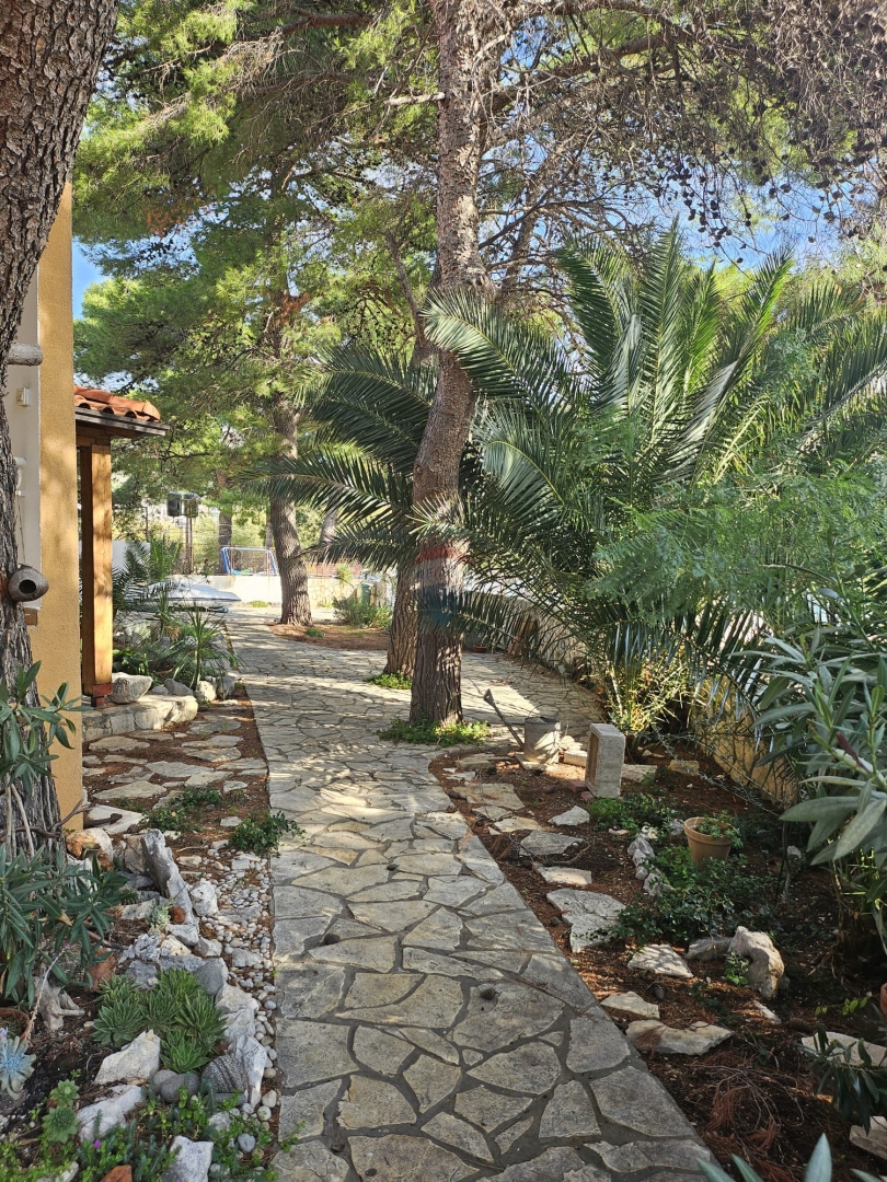 Casa con ampio giardino, prima fila al mare, Grebaštica