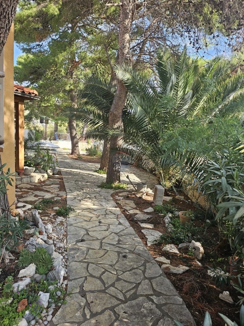 Casa con ampio giardino, prima fila al mare, Grebaštica