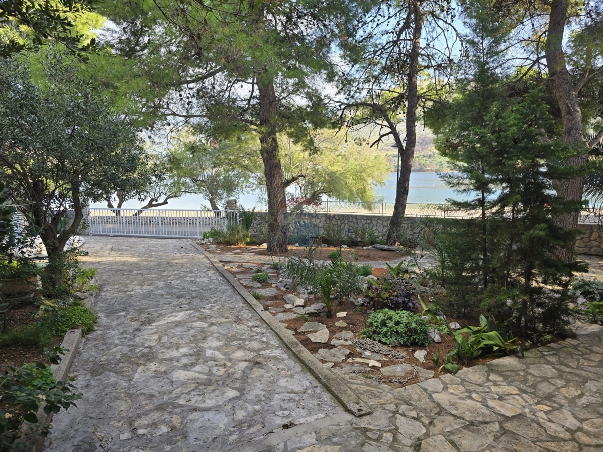 Casa con ampio giardino, prima fila al mare, Grebaštica