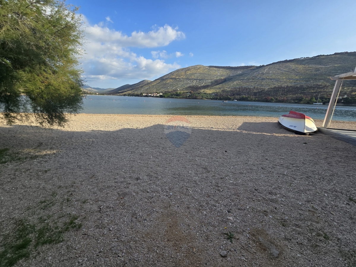 Casa con ampio giardino, prima fila al mare, Grebaštica