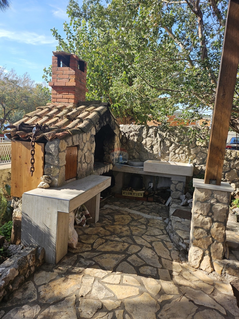Casa con ampio giardino, prima fila al mare, Grebaštica