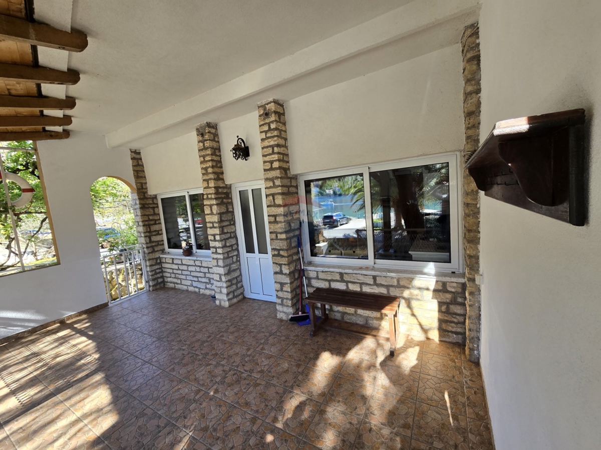 Casa con ampio giardino, prima fila al mare, Grebaštica