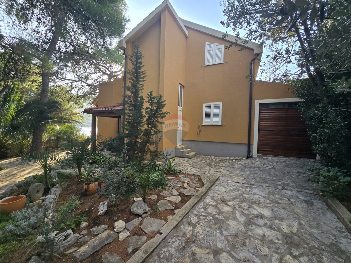 Casa con ampio giardino, prima fila al mare, Grebaštica