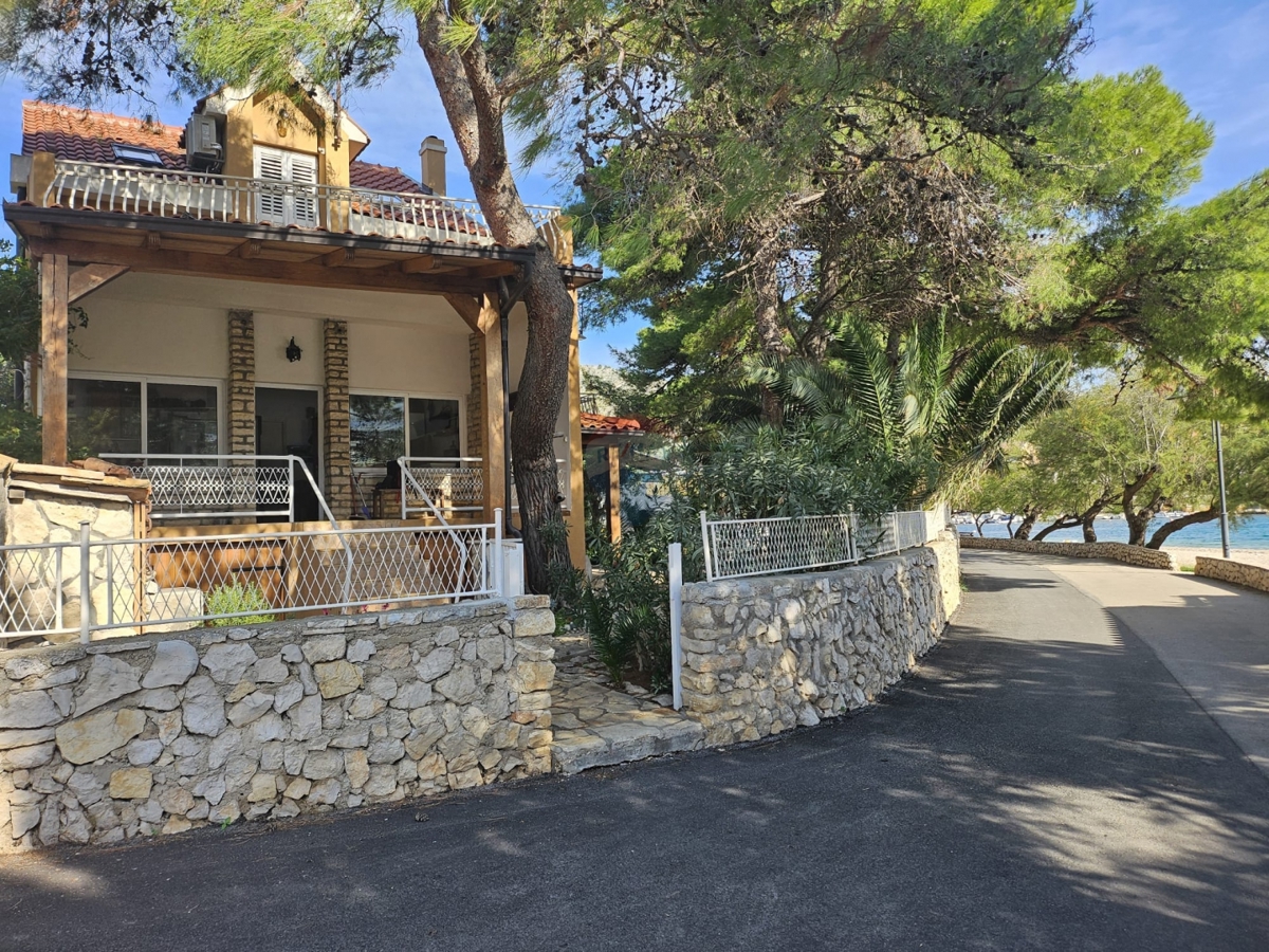 Casa con ampio giardino, prima fila al mare, Grebaštica
