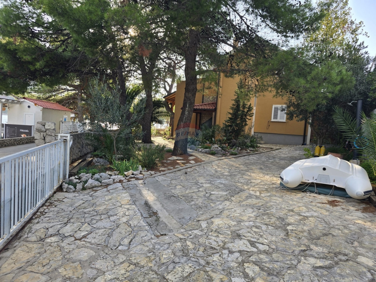 Casa con ampio giardino, prima fila al mare, Grebaštica