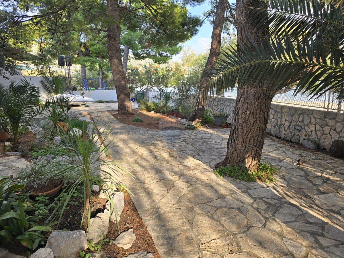 Casa con ampio giardino, prima fila al mare, Grebaštica