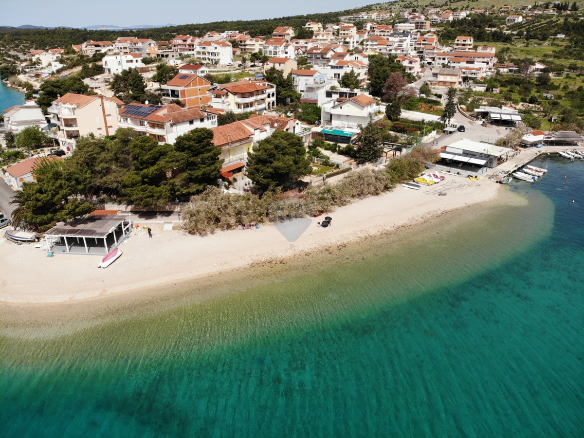 Casa con ampio giardino, prima fila al mare, Grebaštica