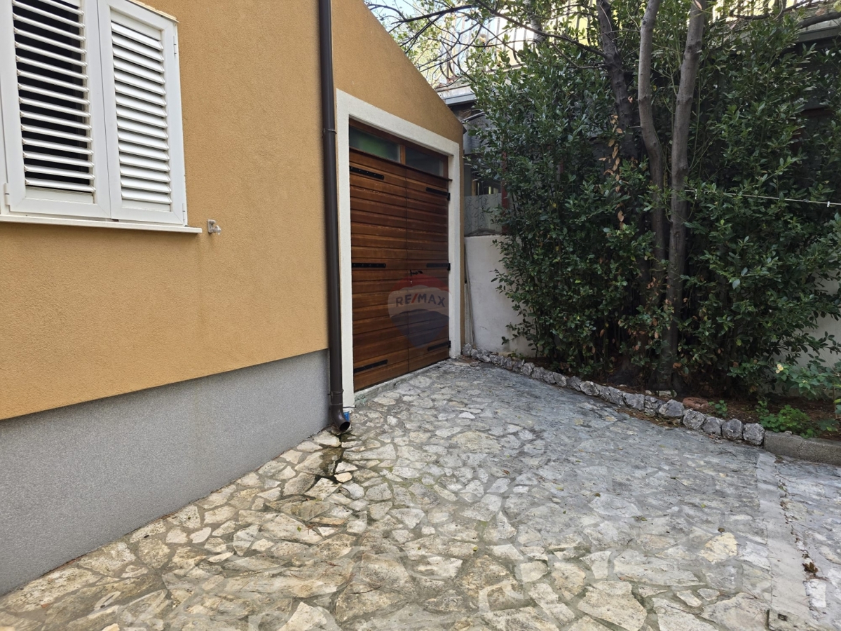 Casa con ampio giardino, prima fila al mare, Grebaštica