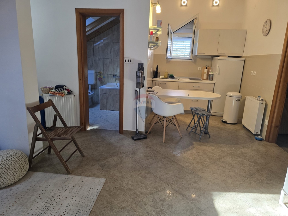 Casa con ampio giardino, prima fila al mare, Grebaštica