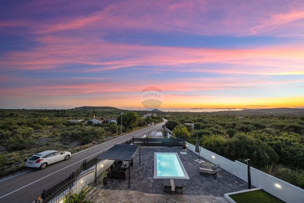 Appartamento con due camere da letto con piscina e garage al piano terra - posizione tranquilla, Vadalj