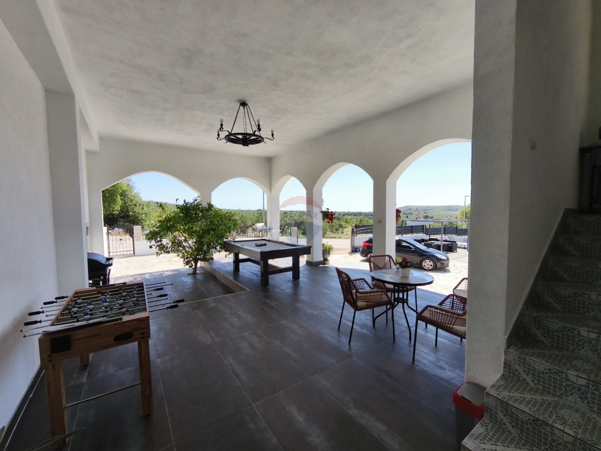 Appartamento con due camere da letto con piscina e garage al piano terra - posizione tranquilla, Vadalj