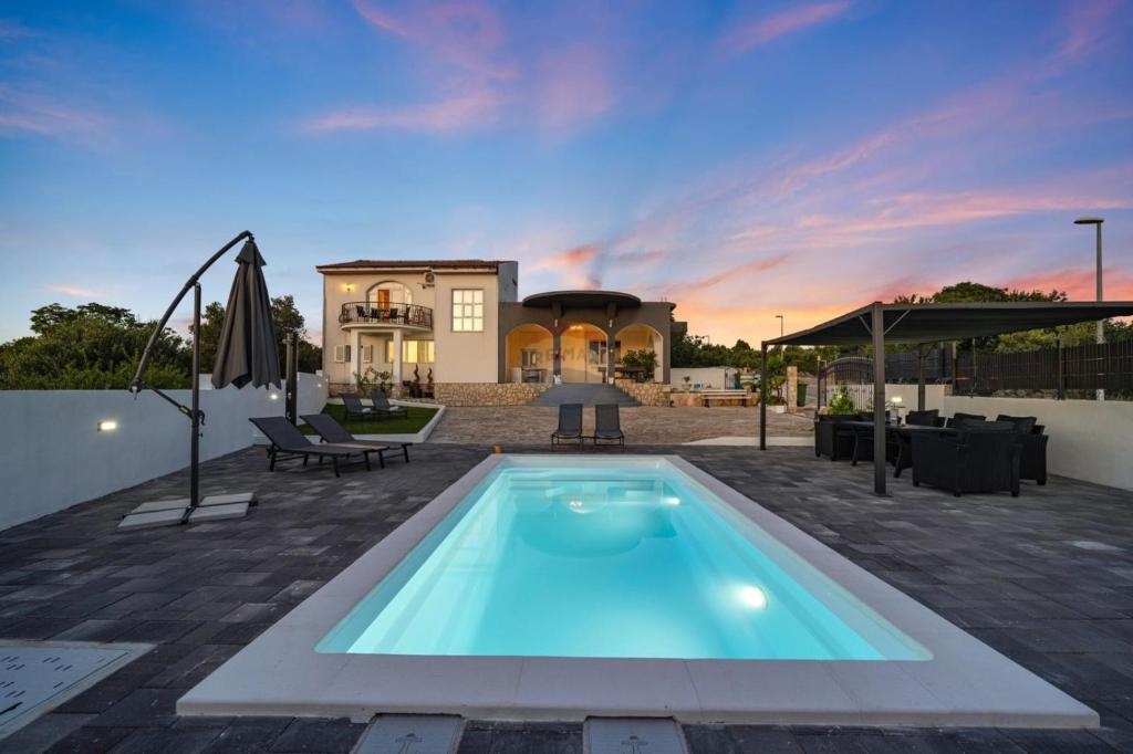 Appartamento con due camere da letto con piscina e garage al piano terra - posizione tranquilla, Vadalj