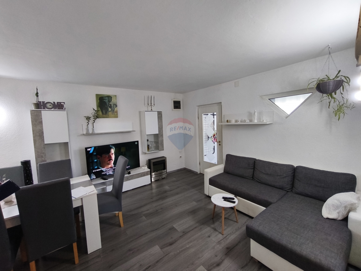 Appartamento con due camere da letto con piscina e garage al piano terra - posizione tranquilla, Vadalj