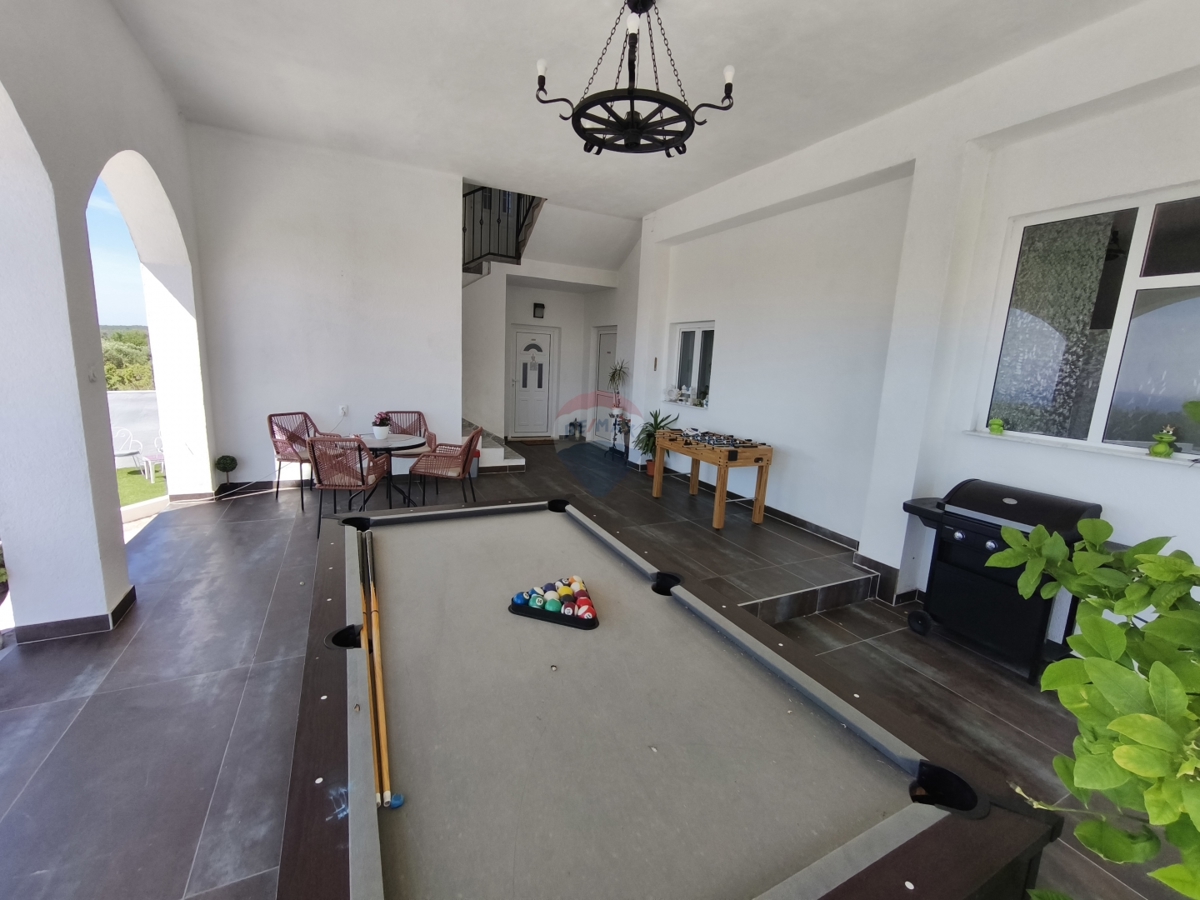 Appartamento con due camere da letto con piscina e garage al piano terra - posizione tranquilla, Vadalj