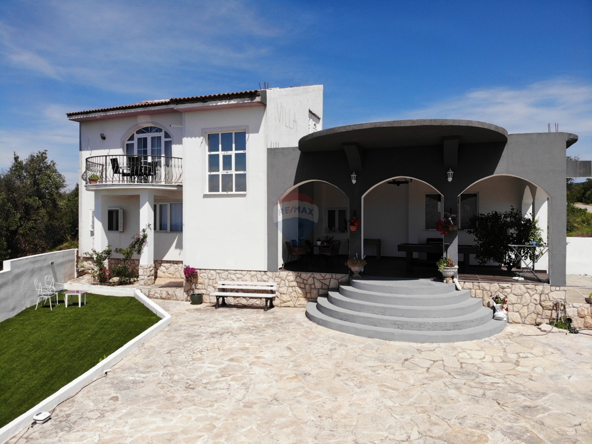 Appartamento con due camere da letto con piscina e garage al piano terra - posizione tranquilla, Vadalj