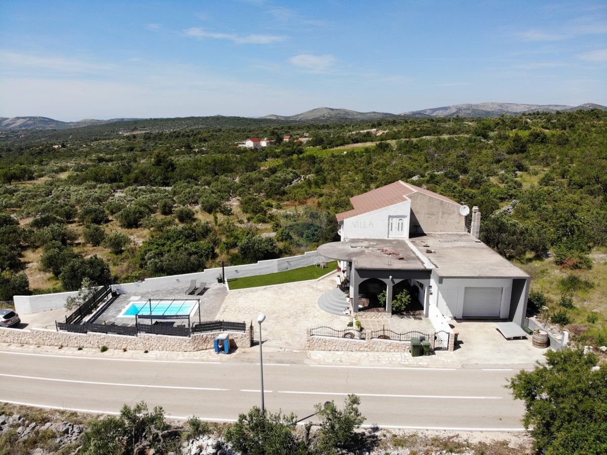 Appartamento con due camere da letto con piscina e garage al piano terra - posizione tranquilla, Vadalj