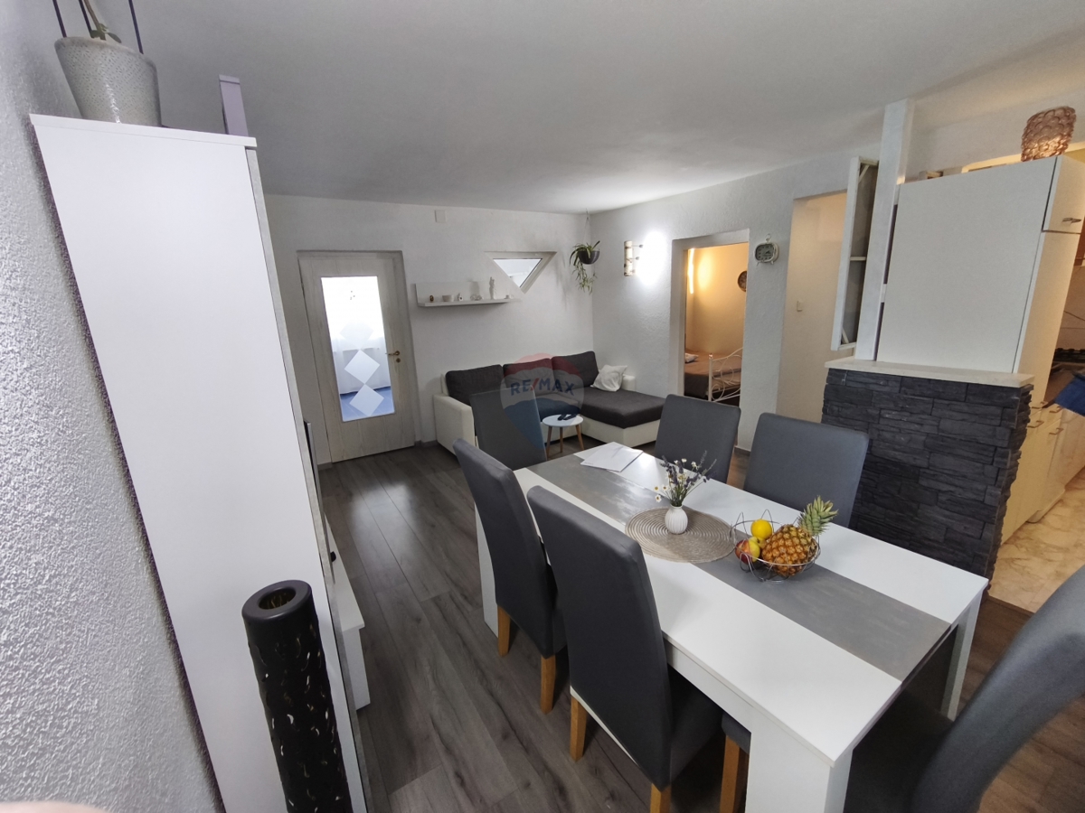 Appartamento con due camere da letto con piscina e garage al piano terra - posizione tranquilla, Vadalj