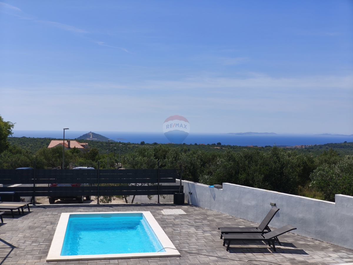 Appartamento con due camere da letto con piscina e garage al piano terra - posizione tranquilla, Vadalj