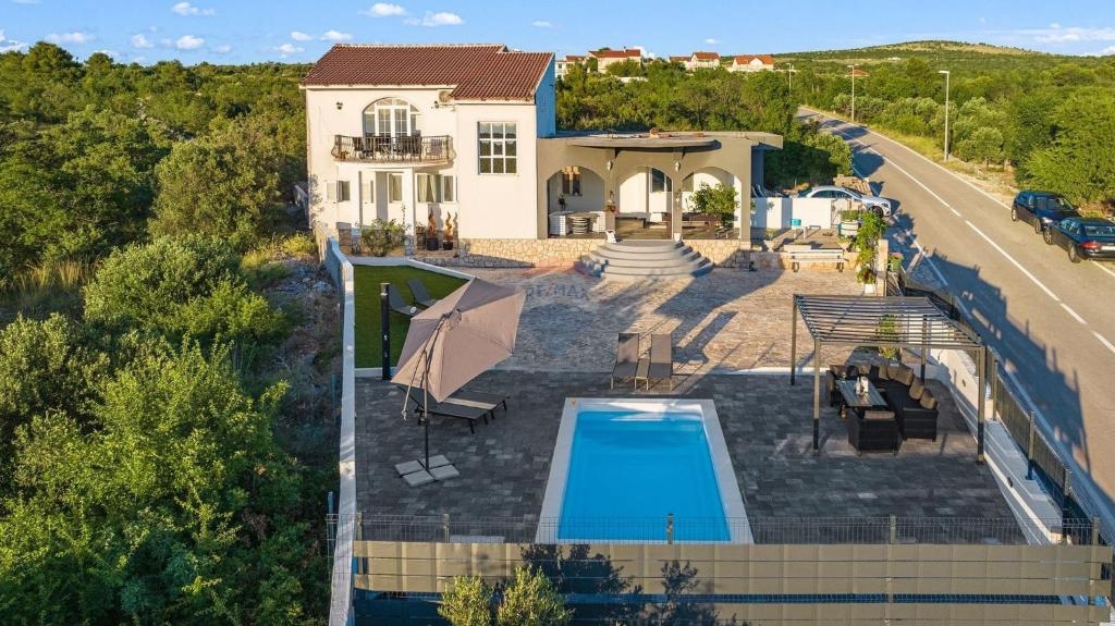 Appartamento con due camere da letto con piscina e garage al piano terra - posizione tranquilla, Vadalj