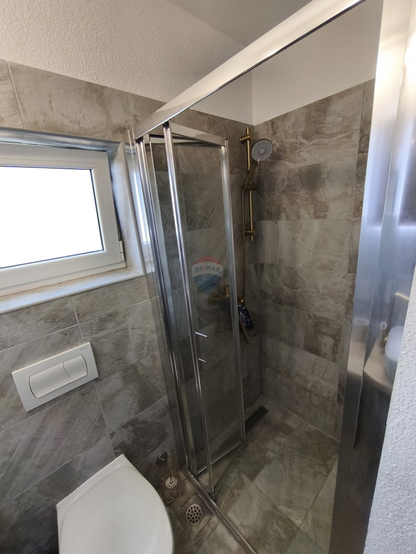 Appartamento con due camere da letto con piscina e garage al piano terra - posizione tranquilla, Vadalj