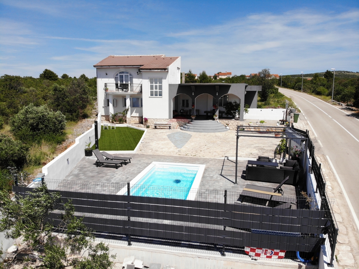 Appartamento con due camere da letto con piscina e garage al piano terra - posizione tranquilla, Vadalj