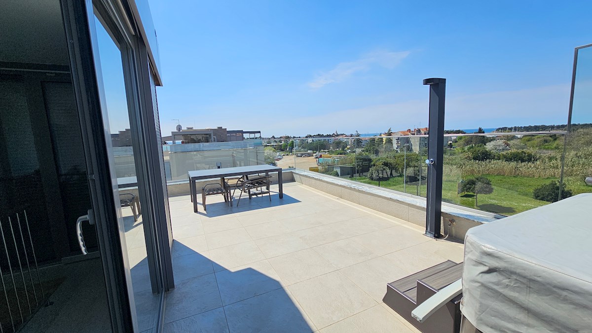 Appartamento con terrazza sul tetto e vista mare