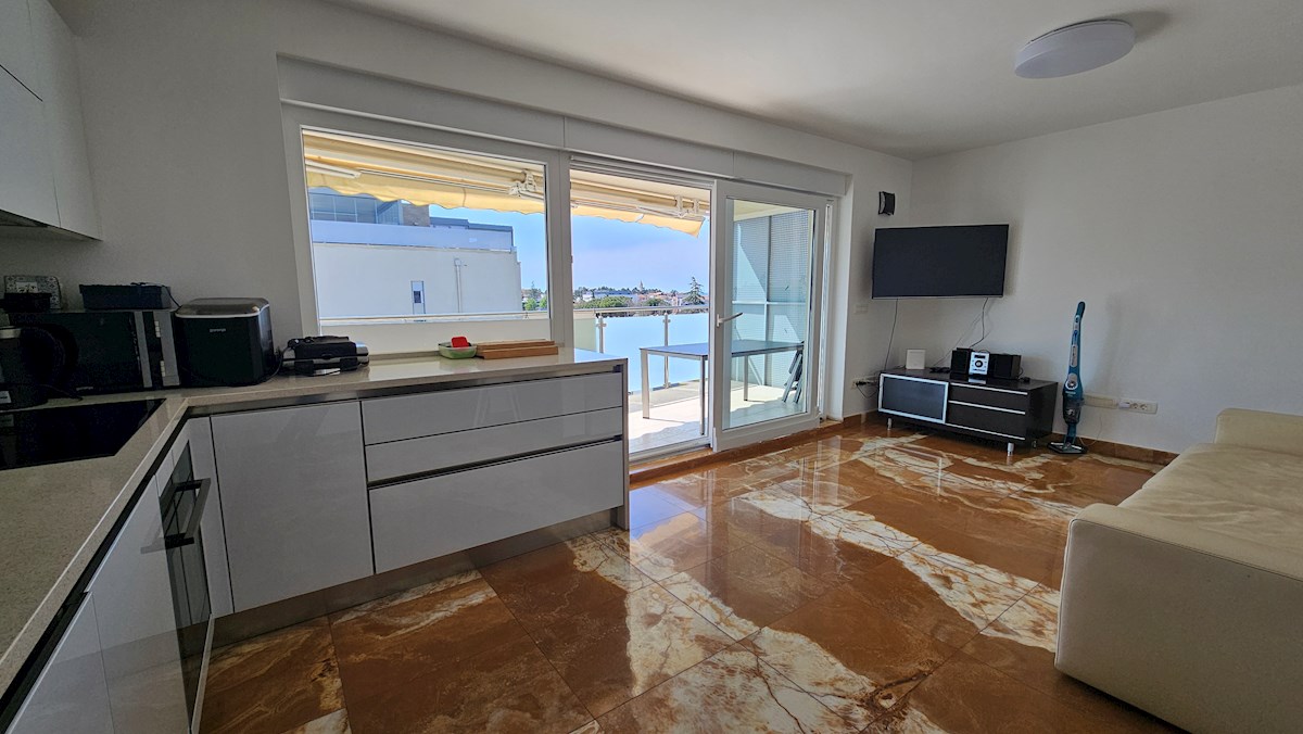 Appartamento con terrazza sul tetto e vista mare