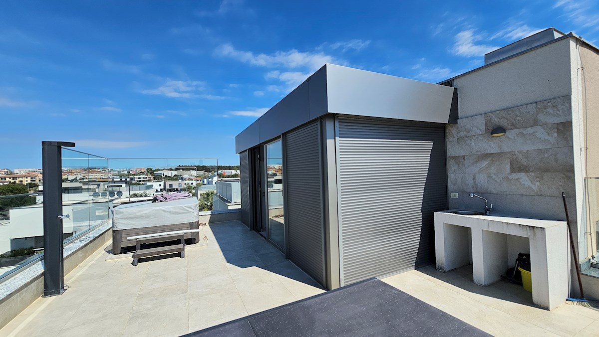 Appartamento con terrazza sul tetto e vista mare