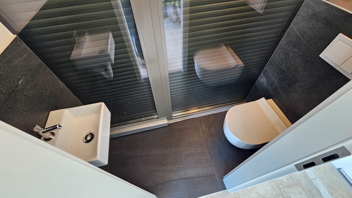 Appartamento con terrazza sul tetto e vista mare