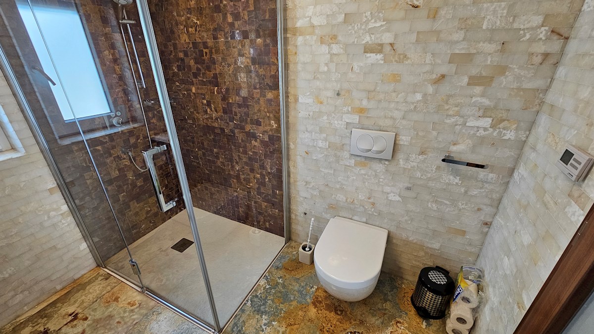 Appartamento con terrazza sul tetto e vista mare