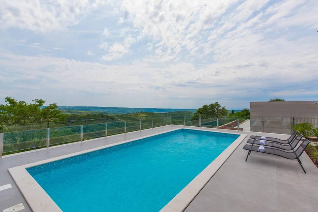 Immobili Istria, vendo casa con piscina, dintorni Buje-Buie