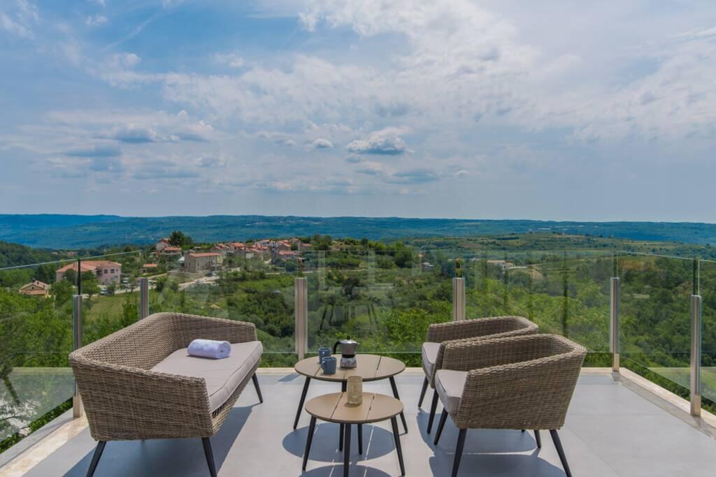 Immobili Istria, vendo casa con piscina, dintorni Buje-Buie