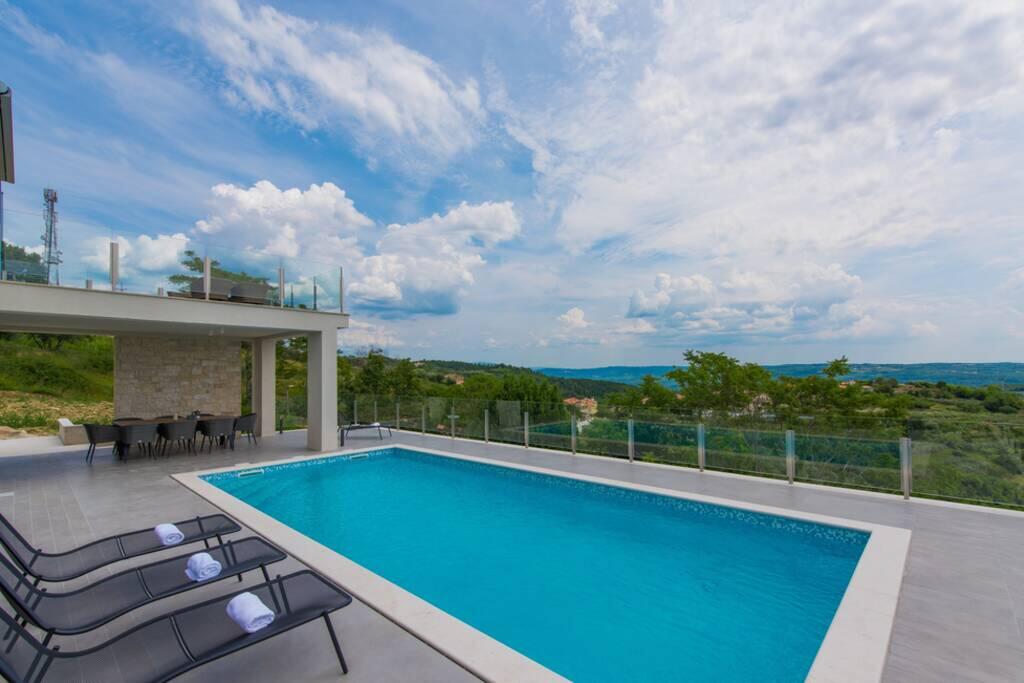 Immobili Istria, vendo casa con piscina, dintorni Buje-Buie