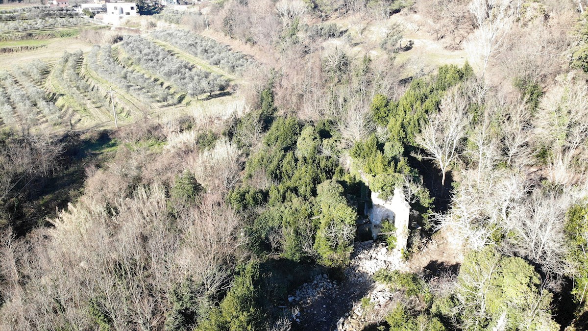 Immobili di lusso Istria, in vendita una grande tenuta con case in pietra in rovina