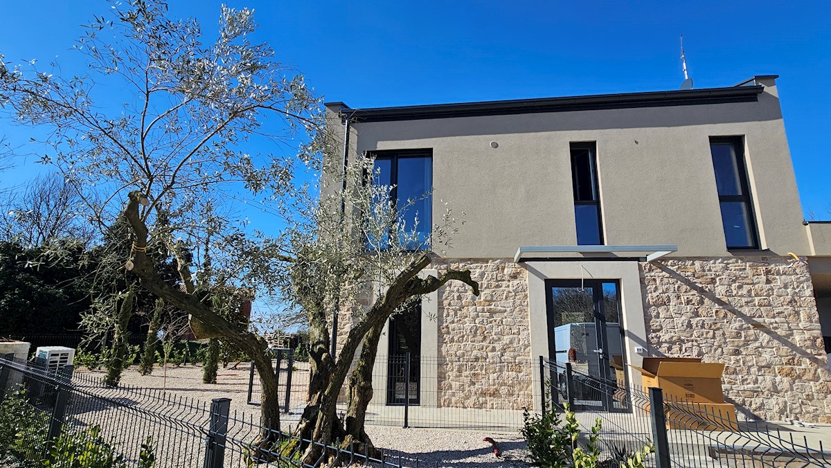 Casa moderna con piscina, sauna e vista mare