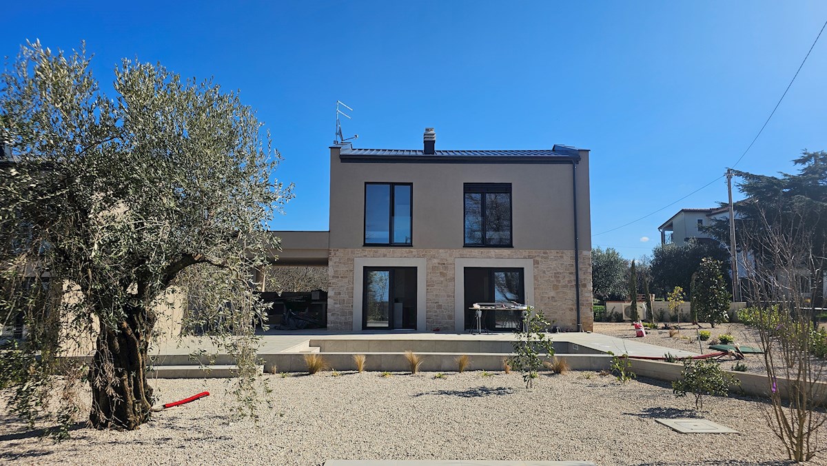 Casa moderna con piscina, sauna e vista mare