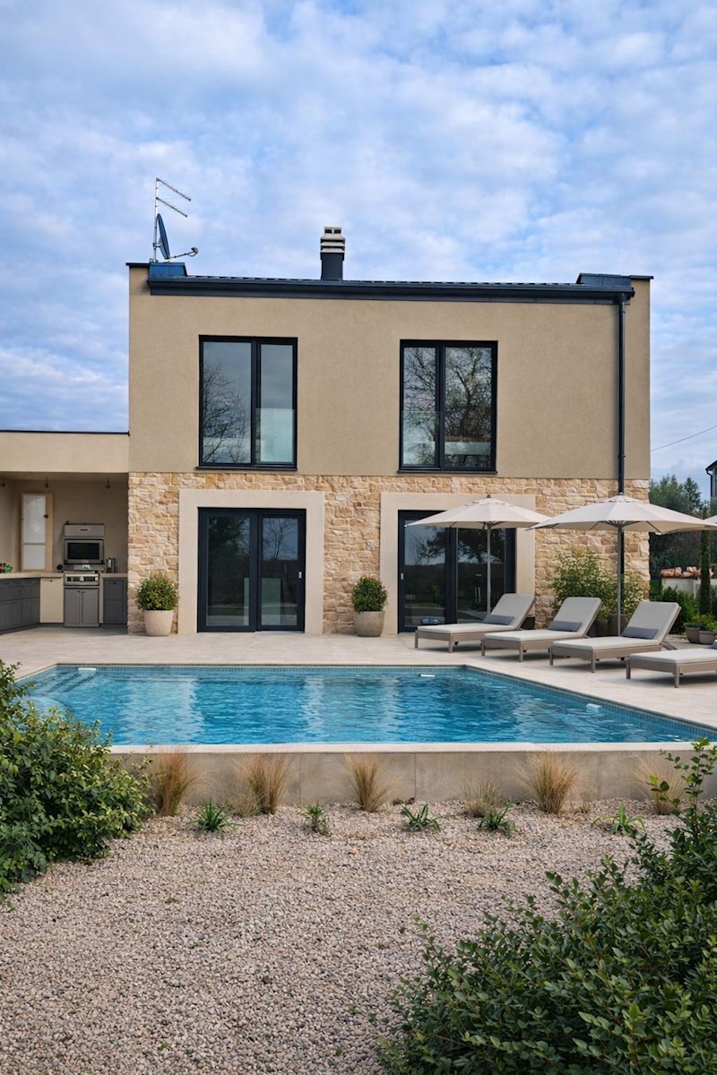 Casa moderna con piscina, sauna e vista mare