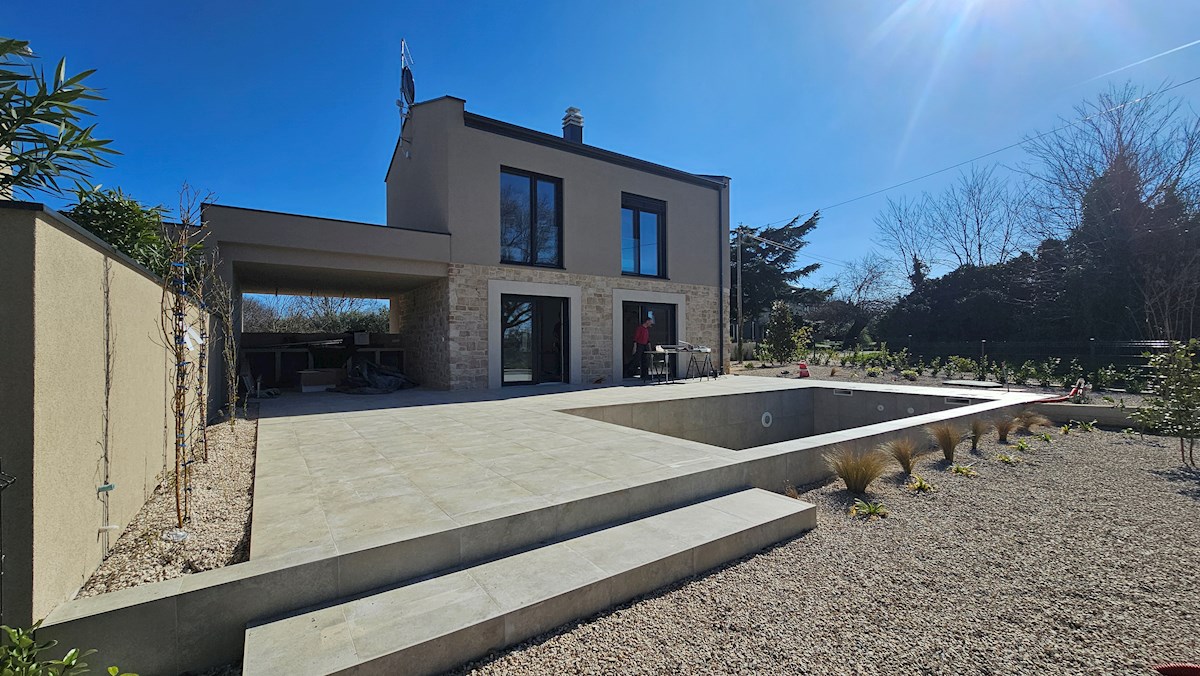 Casa moderna con piscina, sauna e vista mare