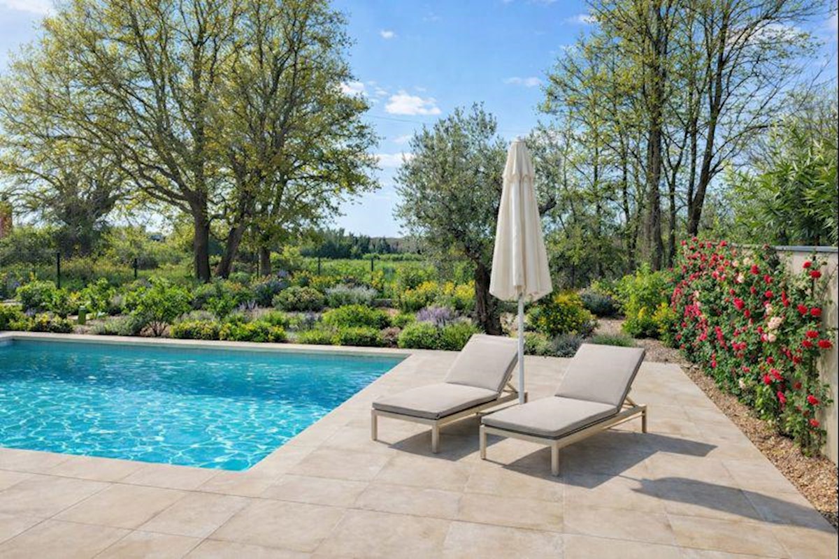 Casa moderna con piscina, sauna e vista mare