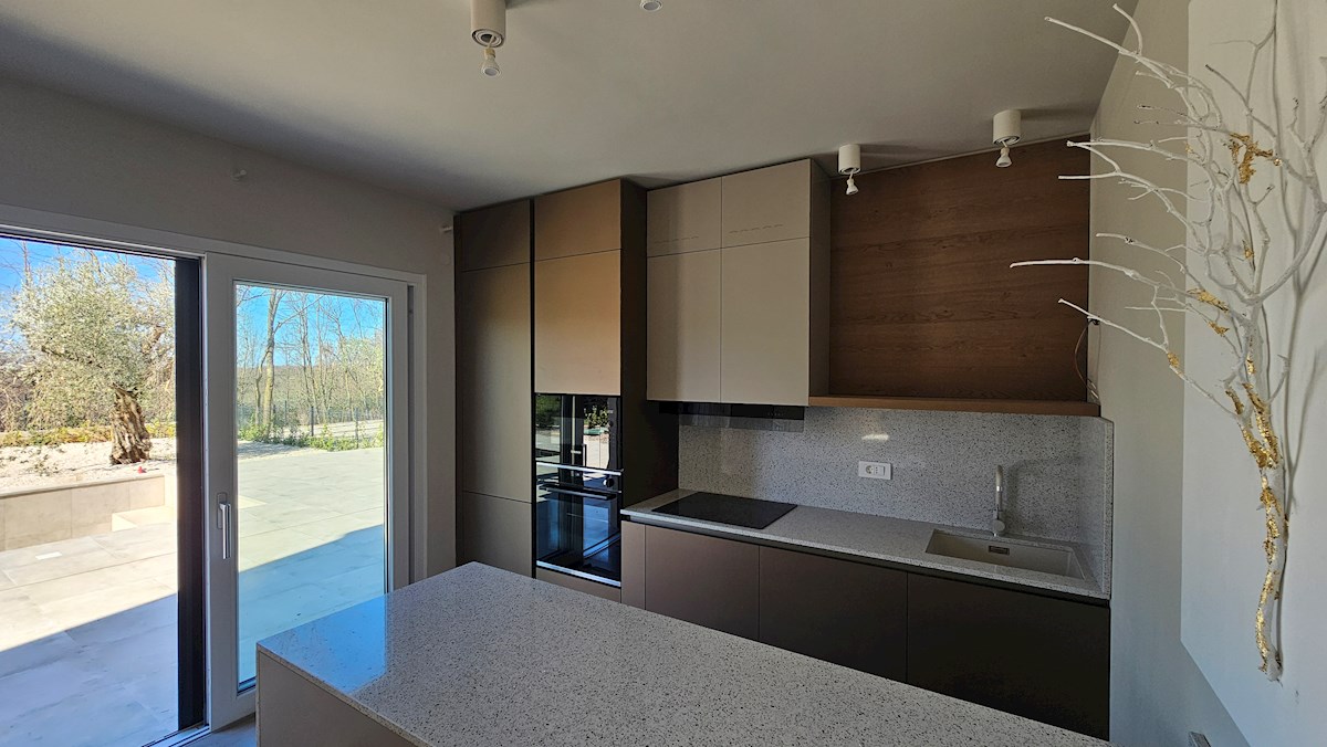 Casa moderna con piscina, sauna e vista mare