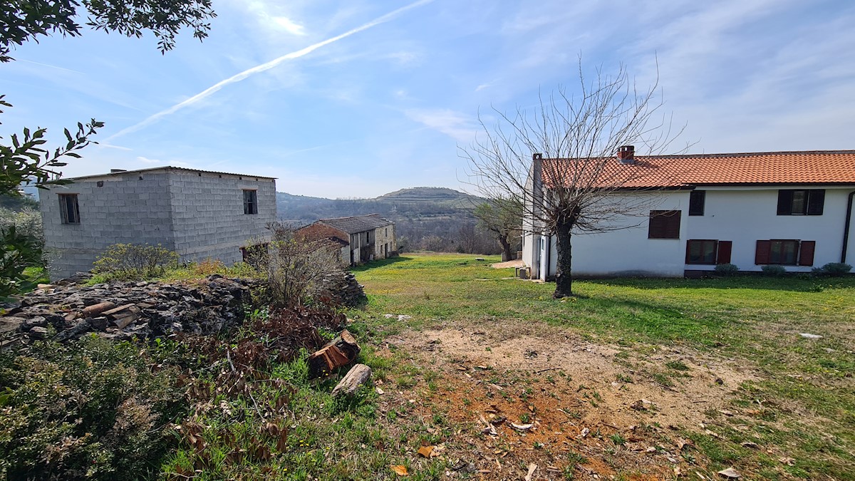 Immobili Istria, vendesi casa con ampio giardino, dintorni Buie