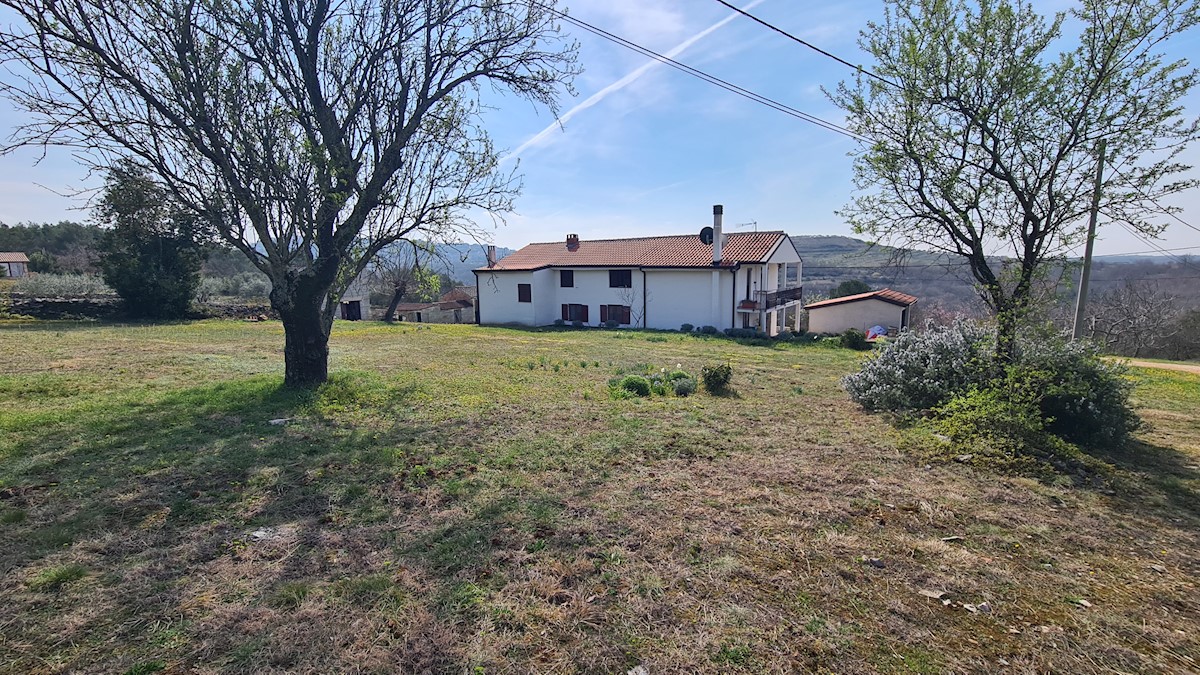 Immobili Istria, vendesi casa con ampio giardino, dintorni Buie