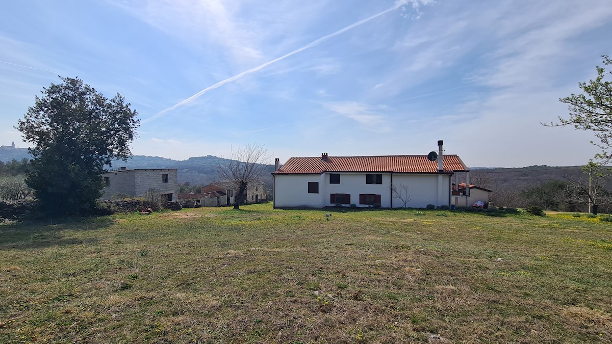 Immobili Istria, vendesi casa con ampio giardino, dintorni Buie