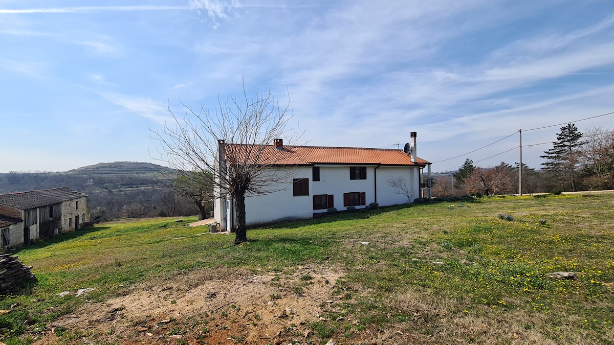 Immobili Istria, vendesi casa con ampio giardino, dintorni Buie