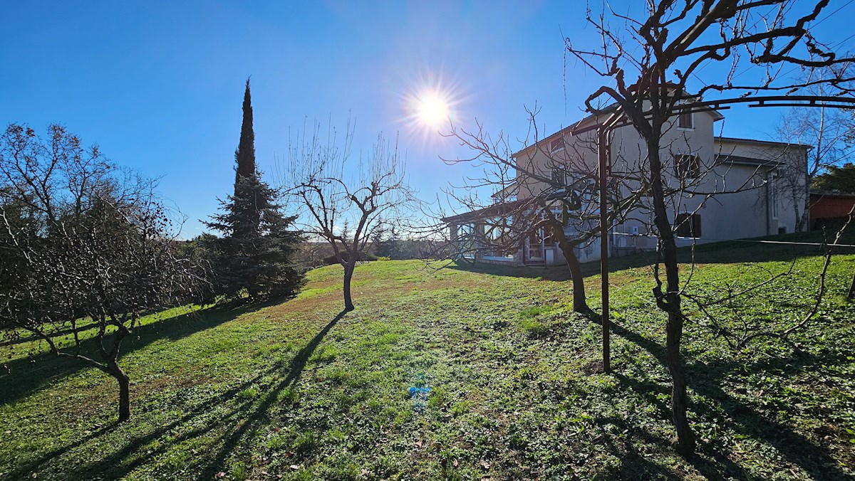 Immobili Istria, vendo casa con ampio giardino, dintorni Novigrad