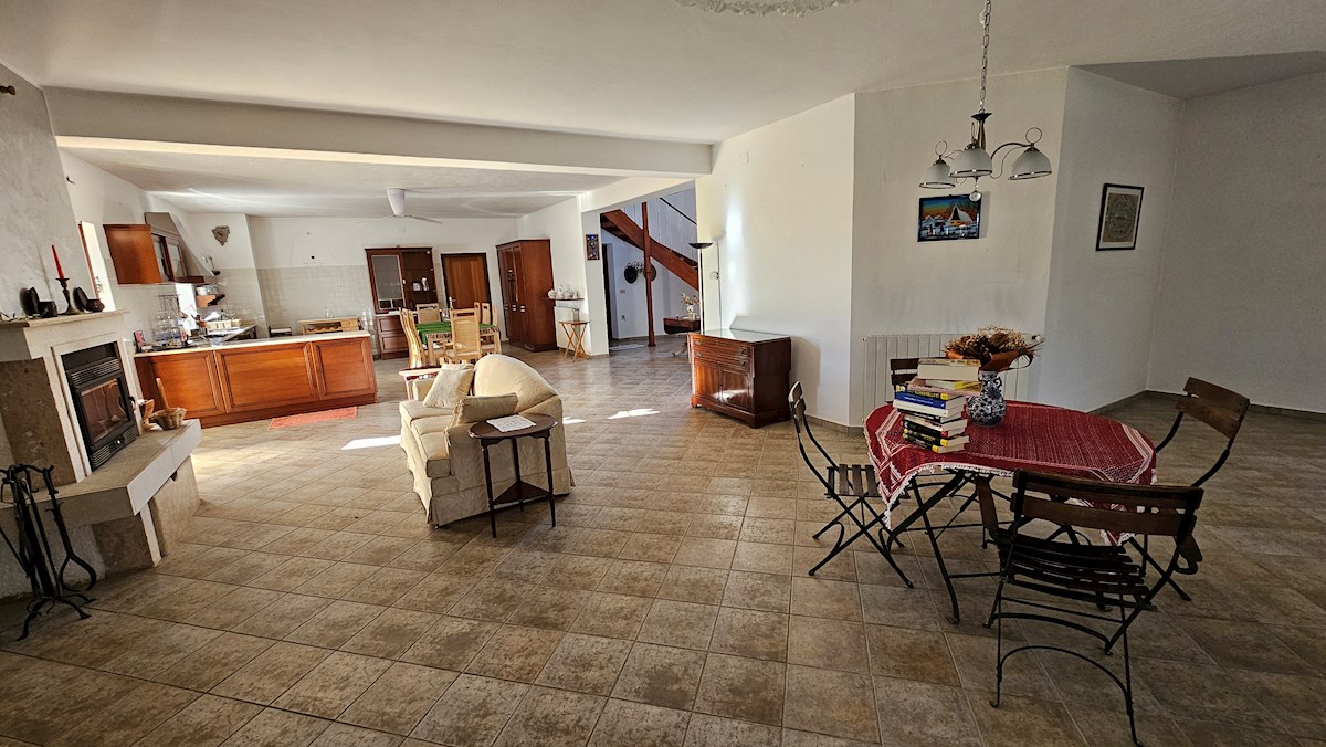 Immobili Istria, vendo casa con ampio giardino, dintorni Novigrad