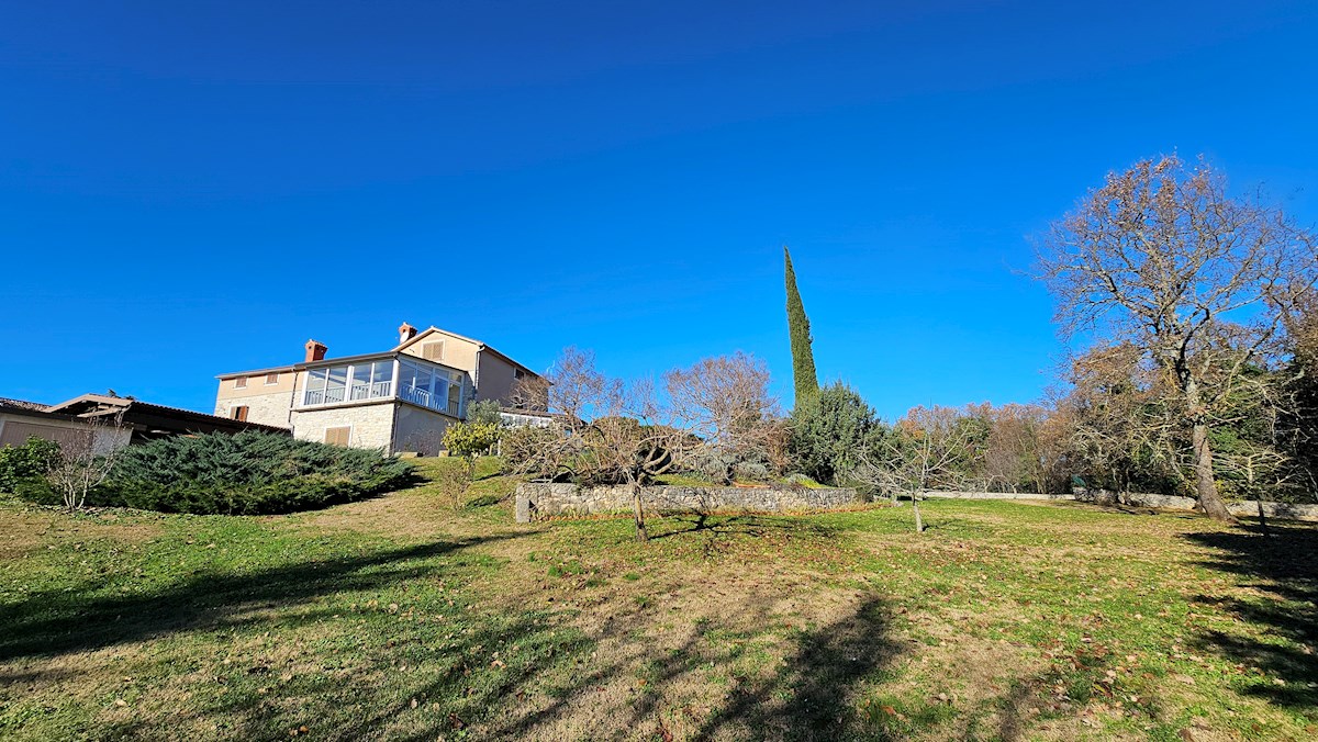 Immobili Istria, vendo casa con ampio giardino, dintorni Novigrad