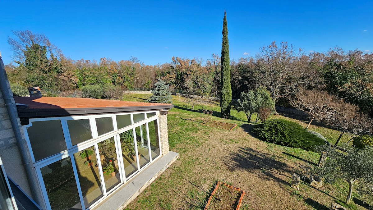 Immobili Istria, vendo casa con ampio giardino, dintorni Novigrad