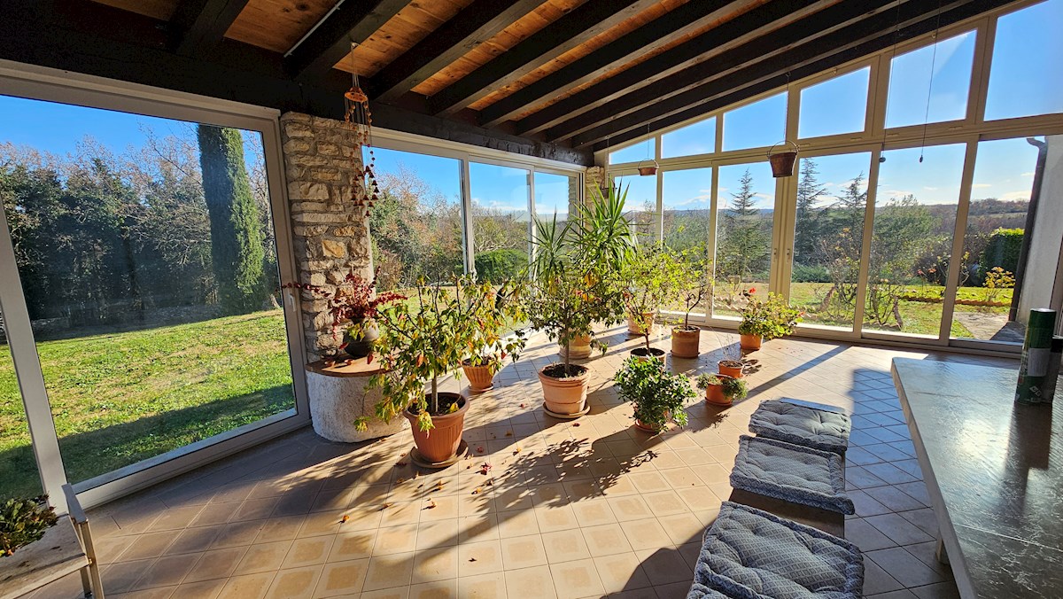 Immobili Istria, vendo casa con ampio giardino, dintorni Novigrad