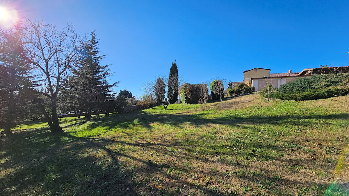 Immobili Istria, vendo casa con ampio giardino, dintorni Novigrad